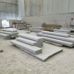 阳泉 整石台阶（大面火烧+侧面自然面），出货前厂内拼装