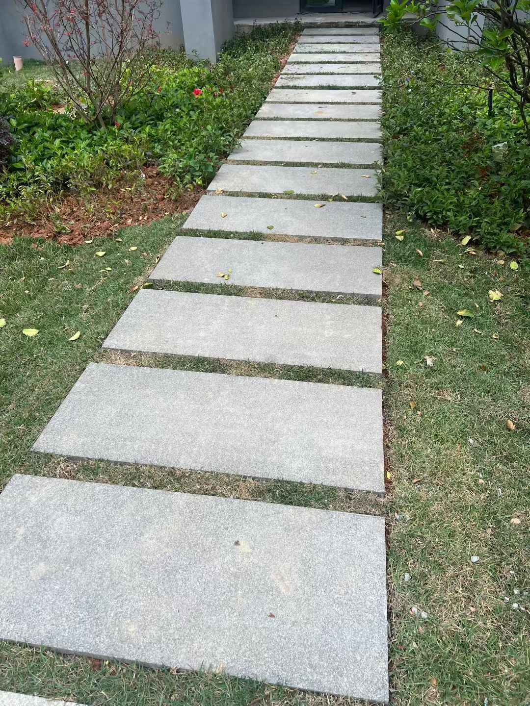 阳泉 芝麻黑小区踏步、汀步石铺装效果
