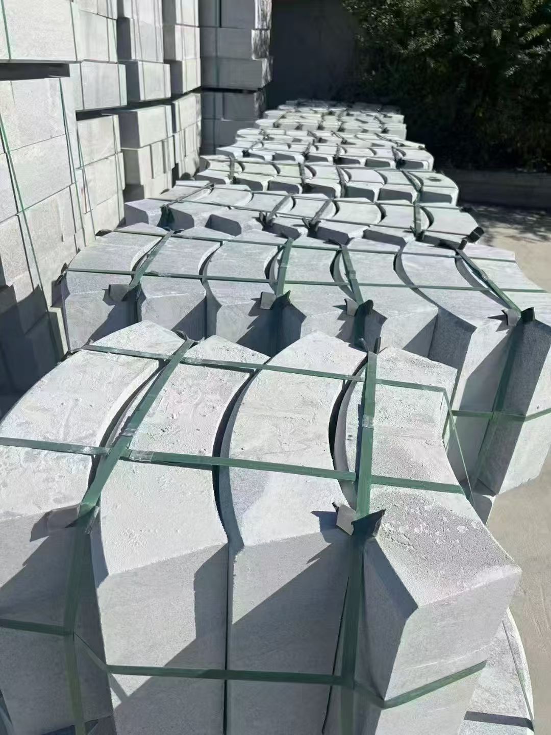 阳泉 芝麻灰弧形路沿石