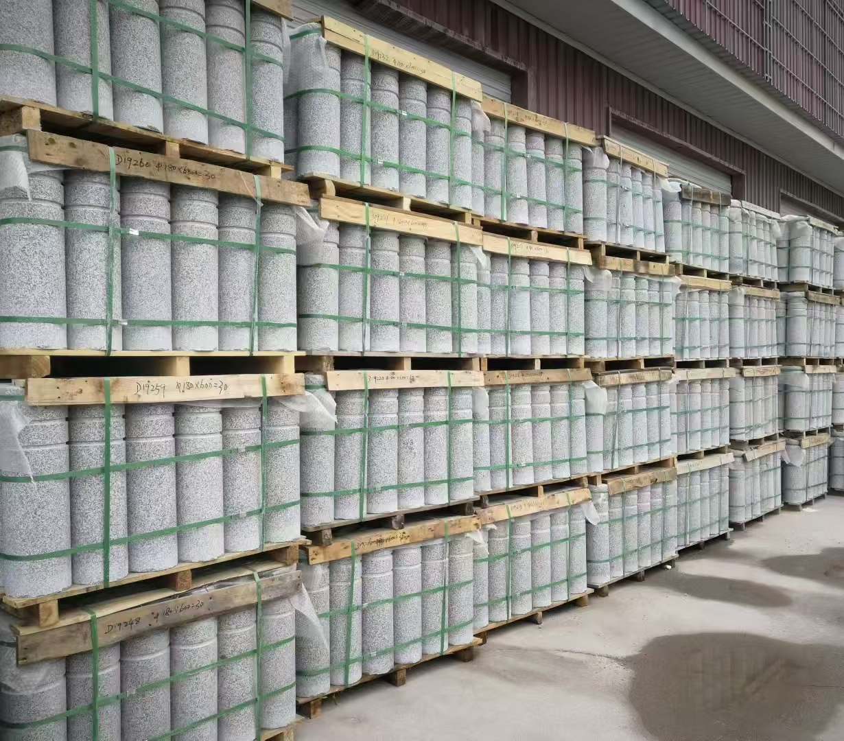 阳泉 芝麻白挡车柱、阻车桩、隔离柱