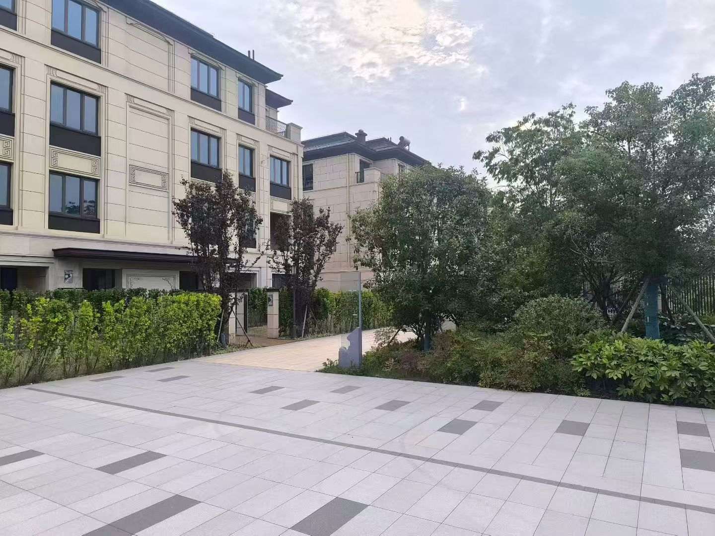 阳泉 芝麻白与芝麻白搭配铺装，尺寸1200*600